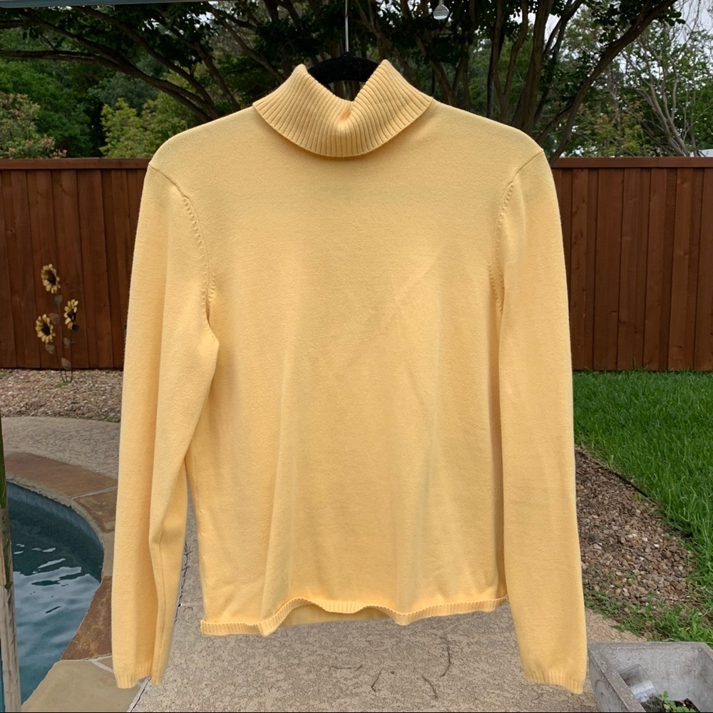✨90’s YELLOW TURTLENECK✨